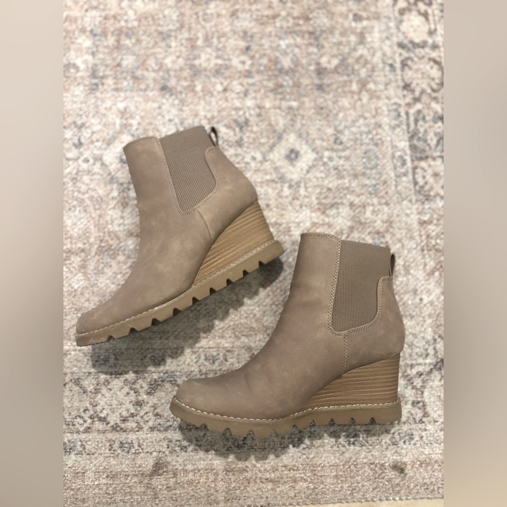 Universal Thread Linda wedge boot